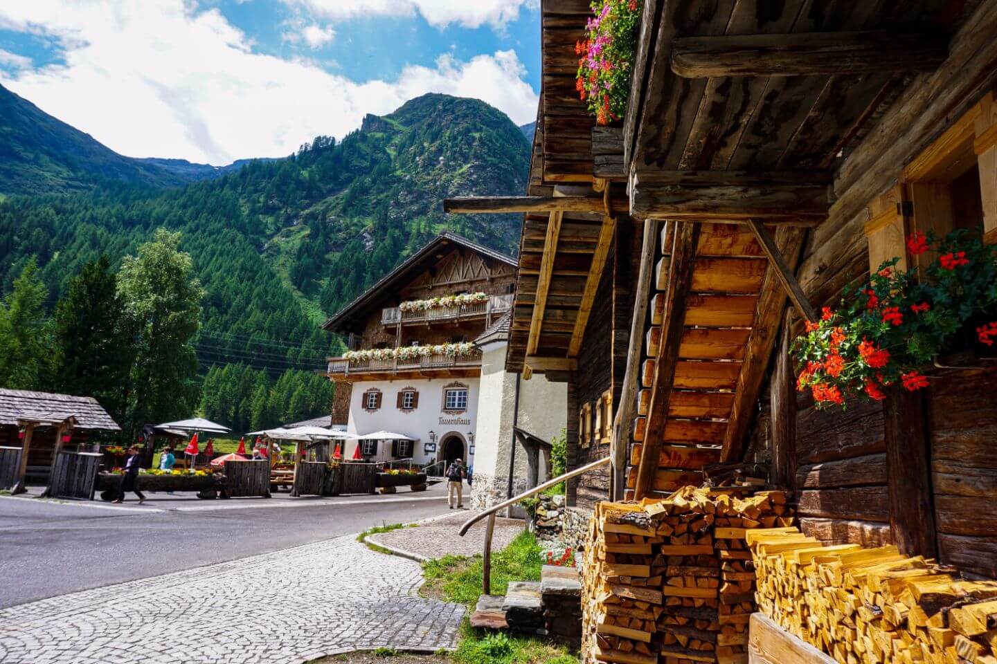 Außenansicht des Matreier Tauernhauses, Gschlößtal, Hohe Tauern, Osttirol