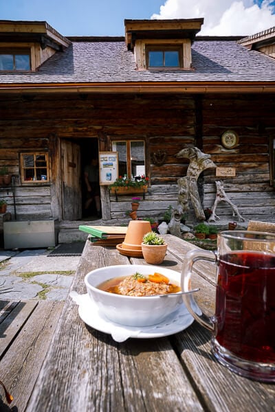 Mittagessen in der Ursprungalm, Schladming, Österreich