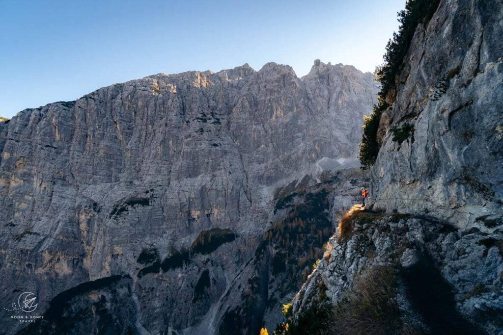 Wanderweg 215 seilversicherter Felsvorsprung zum Lago di Sorapis, Dolomiten