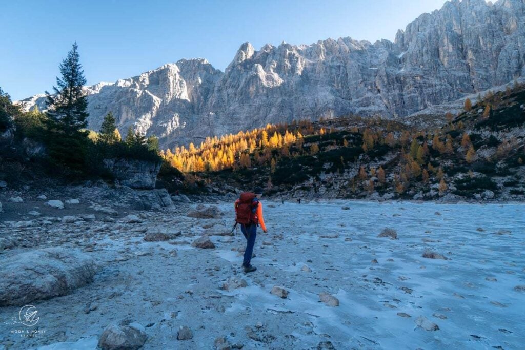 Gefrorener Sorapis See im Herbst, Dolomiten