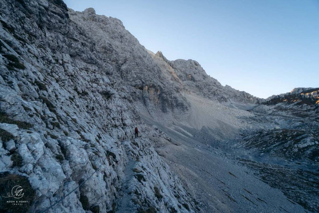 Seilversicherter Felsvorsprung beim Cime del Laudo/Cime  del Loudo, Sorapiss Gruppe