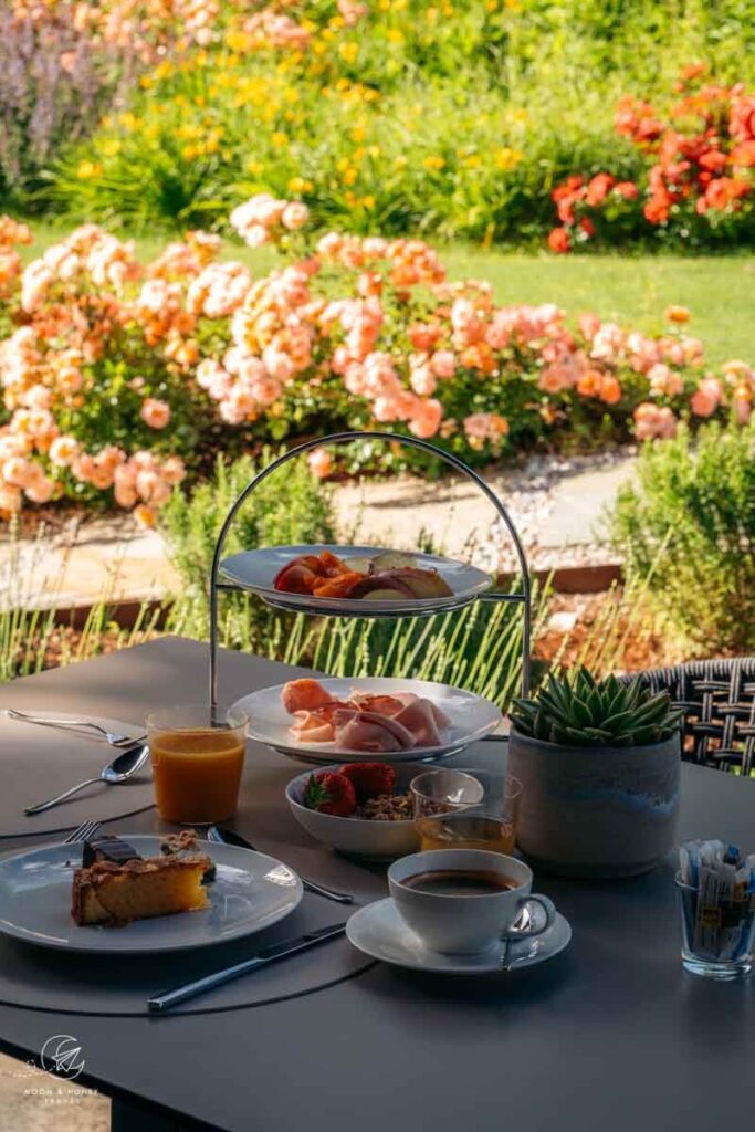 Frühstück im Garten des Boutique Hotels AMARIL im Vinschgau, Südtirol