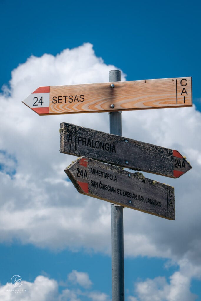 Trail Sign, Störes Meadows and Rifugio Pralongià Hiking Map, Alta Badia, Dolomites